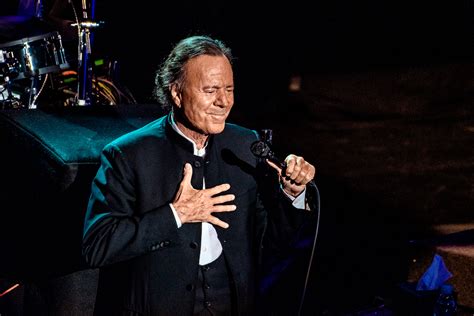 4 172 600 · обсуждают: Legendary Spanish Singer Julio Iglesias performs in San Antonio - Front Row Center