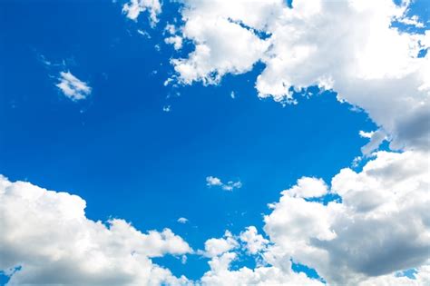 Cielo Con Nubes Brillantes Foto Gratis