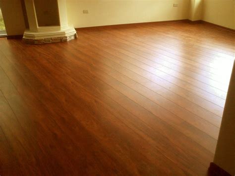 Nuestros pisos laminados de madera, brillantes o alemanes son la mejor opción para tu hogar u oficina ya que se limpian fácilmente y con los mejores diseños , si estas buscando pisos para tu nueva casa o quieres renovar el que ya tienes, almor tiene todas estas opciones. Piso Laminado Importado - $ 221.90 en Mercado Libre
