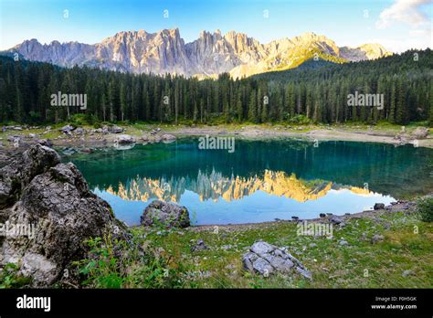 Karersee Lake In Front Of Latemar Fotos Und Bildmaterial In Hoher