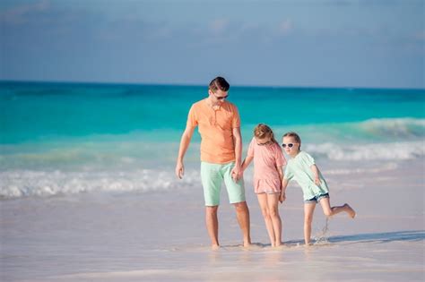 Padre E Hijos Disfrutando De Las Vacaciones De Verano En La Playa
