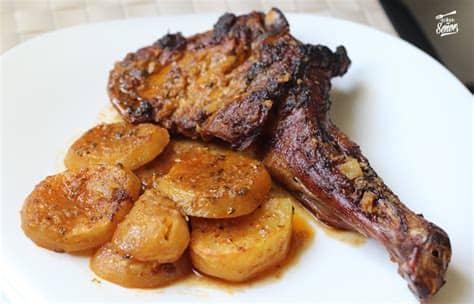 Del horno a la mesa, así es como debe servirse esta pierna de cordero que queda espectacular. Receta de paletilla de cordero asada | Receta de Sergio