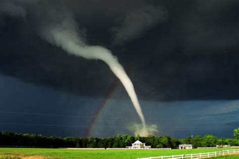 Photos and videos show loud gusts of wind, dark clouds, and tornadoes moving through the sky. Wirbelstürme: Tornados können Bombenkraft entfalten ...