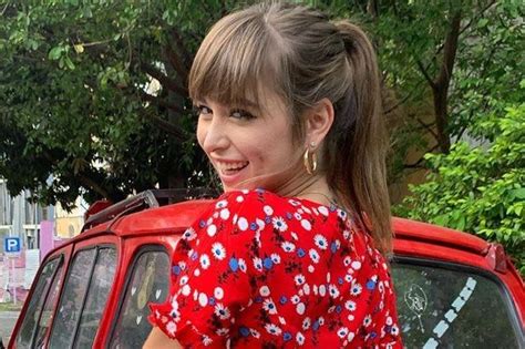 Porn Star Riley Reid Tells Fans To Play With Hot Girls Online Instead