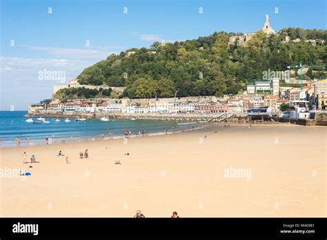 The La Concha Beach With View To The Urgull Mountain Stock Photo Alamy