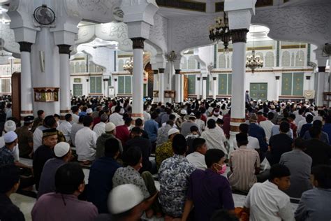 Niat sholat tarawih sendiri di rumahsholat tarawih adalah ibadah sunnah yang hukumnya sunnah muakkad. Koronavirus: Warga Indonesia dinasihat solat Aidilfitri ...