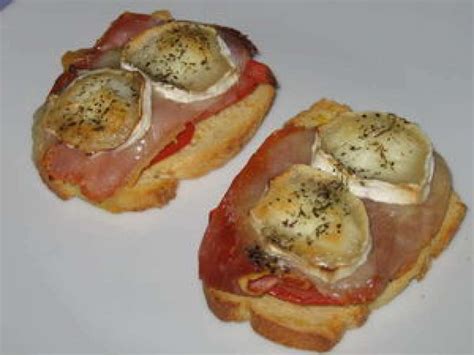 Petites tartines au chèvre jambon cru et tomates du jardin