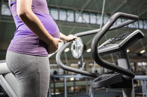 Premium Photo Pregnant Woman Exercising In The Gym