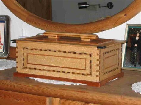 Das holz zu ölen statt es zu lackieren lässt stücke aus holz so richtig zum strahlen kommen. Schmuckkasten-oder wie kommt man an neue Werkzeuge