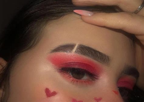Today, the slash or stripe is considered a popular fashion statement that is rocked by celebrities and beauty bloggers. How to do Eyebrow Slits: Tips and Essential Steps - inebra
