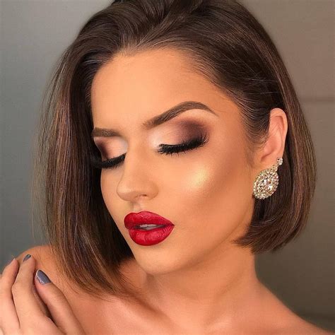 25 Pretty Christmas Makeup Ideas To Make You Look Hot Red Lipstick