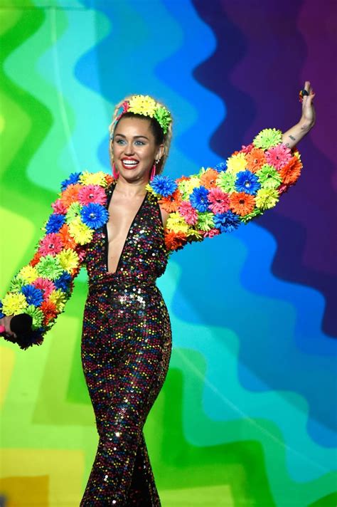 Miley Cyrus At The Mtv Vmas 2015 Pictures Popsugar Celebrity Photo 23