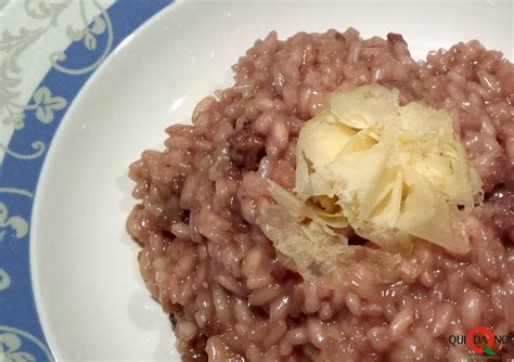 Its long finish and good structure make it a perfect wine to enhance classic italian dishes, like risotto. RISOTTO AL BAROLO | Qui da Noi Blog