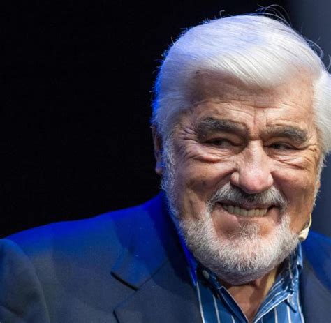 Napříč územím indiánského kmene apačů mescallerů se staví dráha pro železného oře. Auch bei Winnetou: Mario Adorf bleibt der "ewige Schurke ...