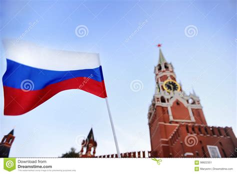 Die große kollektion der heraldischen vektorgrafiken mit russische regionale heraldik 175 bilder. Russische Flagge Mit Spasskaya-Turm Russland, Moskau Auf ...