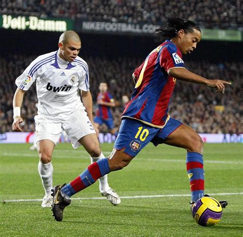 Duas vezes eleito o melhor do mundo pela fifa. Ronaldinho: Irre Dribblings, große Titel und rauschende ...