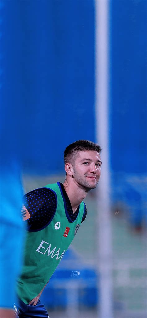 1.74 م (5 قدم 8 1 ⁄ 2 بوصة) مركز اللعب: خلفيات هلالية للاعب لوسيانو فيتو Luciano Vietto - الهلال