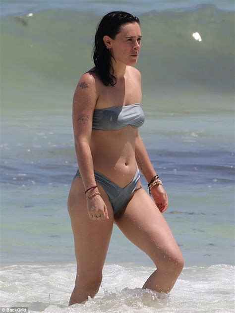 Rumer Willis Sizzles In Grey Bandeau Bikini In Mexico Daily Mail Online