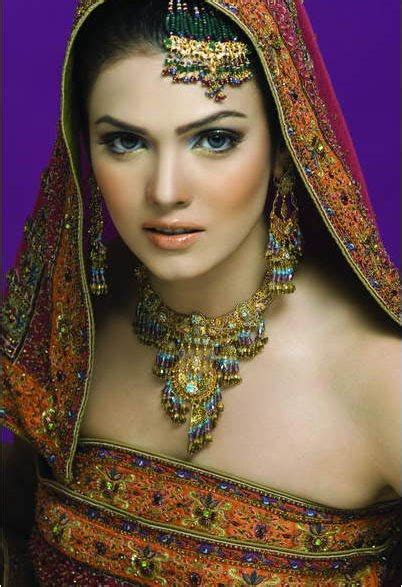 fashion with qurrat mona lisa pakistani drama actress