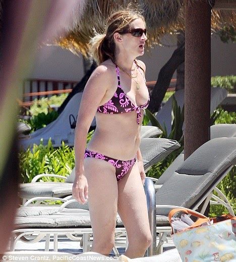 Bbb Julia Roberts Stunning At 40 As She Frolics In A Bikini