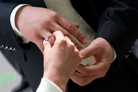 Https://techalive.net/wedding/choosing A Wedding Ring For A Man