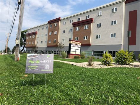 Coolidge Park Pop-Up Market in Flint with local vendors and produce