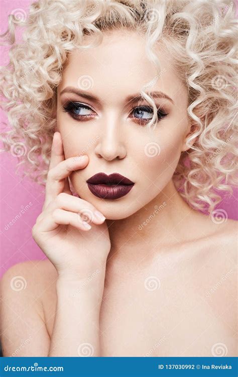 Retrato Da Menina Modelo Bonita E Elegante Com Olhos Azuis De Surpresa Com Cabelo Louro