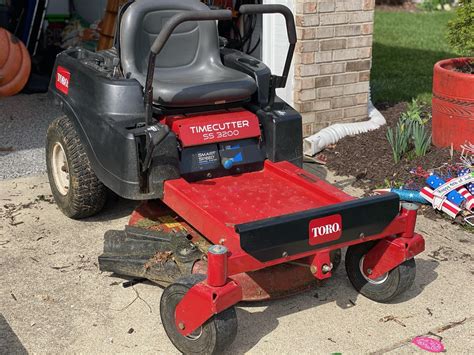 Lot TORO ZERO TURN TIME CUTTER SS 3200 WITH SMART SPEED CONTROL MOWER