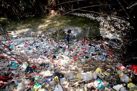 Lautan Sampah Di Sungai Kali Baru Cilebut