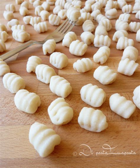 Gnocchi acqua e farina, la versione più veloce dei classici gnocchi con le patate, facili e ricetta degli gnocchi di patate senza uova, con un piccolo ingrediente segreto. Di pasta impasta: Gnocchi di farina e acqua con pesto ...