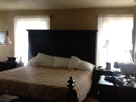 To arrange a bedroom with two windows. Need help with bed placement between two windows