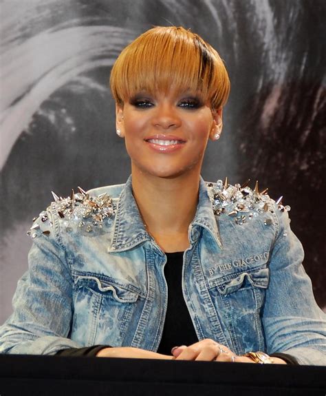 Rihanna Short Cut With Bangs Rihanna Short Hairstyles Looks Stylebistro