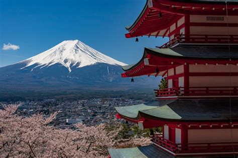 Pagoda Chureito Y El Monte Fuji En Primavera Con Flores De Cerezo En