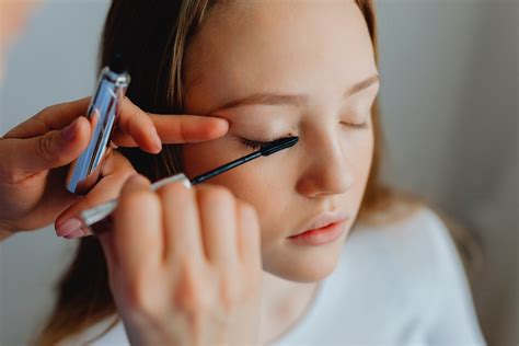 Beauty Blogger Applying Mascara To Her Premium Photo Rawpixel