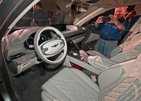 There is also a genesis controller, which is a wheel in the center console for selecting. NEW Genesis GV80 SUV rRevealed IN MIAMI BEACH | Napleton News