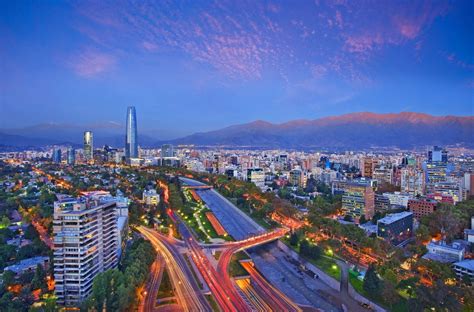 Santiago, sometimes called santiago de chile, is the capital and economic centre of chile. Santiago de Chile, una ciudad líder en América Latina