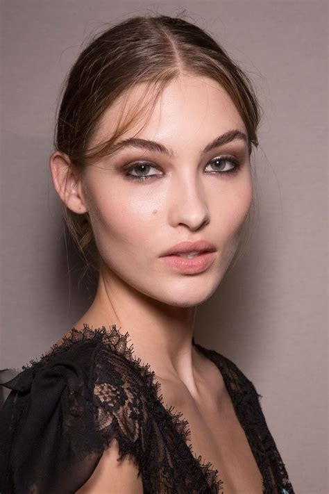 The answer is to display the personality traits and behaviors that naturally attract women. How To Look Like An Italian Girl In 6 Steps | Italian hair ...