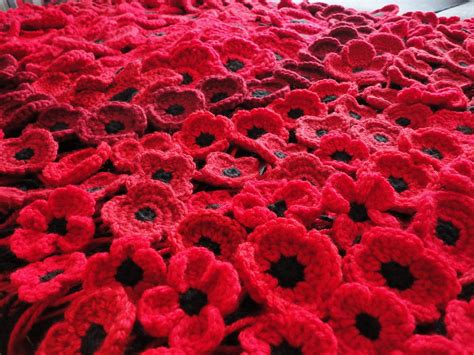 Ravelry Crocheted Poppies 5 Versions By Suzanne Resaul Crochet