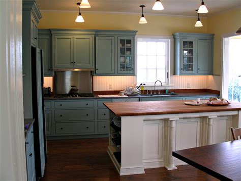 Kitchen cabinets take a lot of abuse on a daily basis and are often seen to be loose on their hinges which gives the whole kitchen a dated and ignored look. Older Home Kitchen Remodeling Ideas | Roy Home Design
