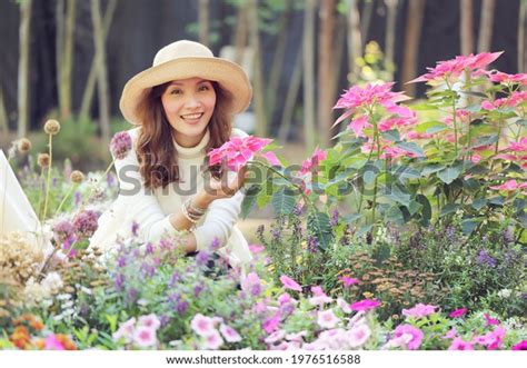 Asian Women Wear Hats Go Sightseeing Stock Photo 1976516588 Shutterstock