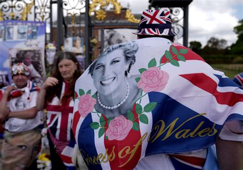Fans of Princess Diana gather to mark her death 25 years ago | AP News