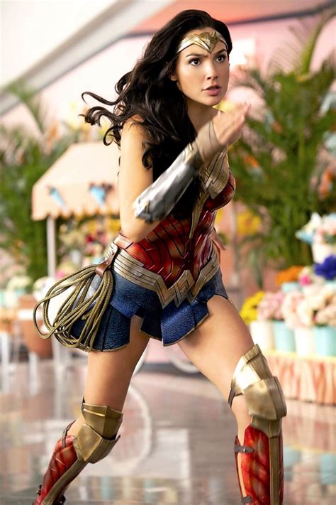 Gal Gadot Wonder Woman Costume Revealed