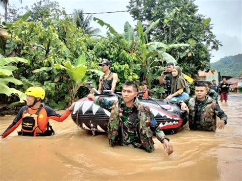 Tni Al Tugaskan Marinir Bantu Evakuasi Korban Banjir Di Pesawaran