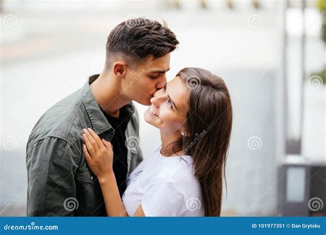 Primo Piano Di Una Coppia Romantica Che Bacia Ritratto Sensuale Baciante Della Donna Dell Uomo