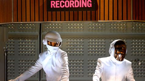 Le mythique groupe d'électro français daft punk a publié lundi une intrigante vidéo dans laquelle ils annoncent la fin de leur aventure. Música de Daft Punk com Jay Z vaza na internet. Ouça | VEJA
