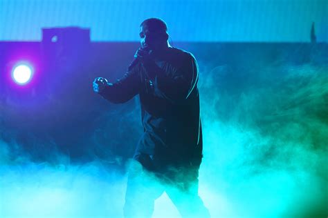 Watch Drake Stop A Show To Threaten A Crowd Member Who Wouldnt Stop