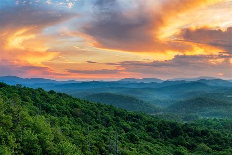 A Guide To Staying And Playing Along The Blue Ridge Parkway