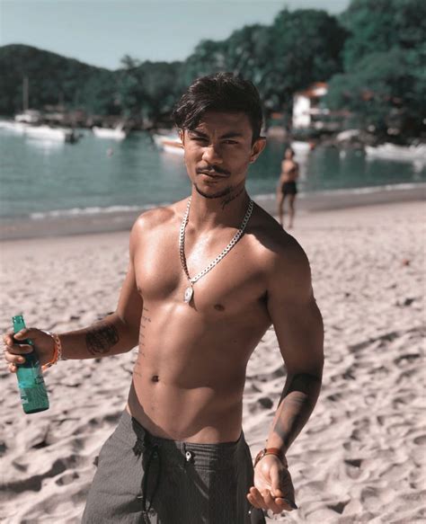Cantor XamÃ se descuida e mostra pÃªnis no Instagram MIXBRASIL