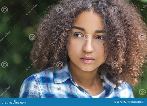 Belle Adolescente De Fille Dafro Américain De Métis Photo Stock