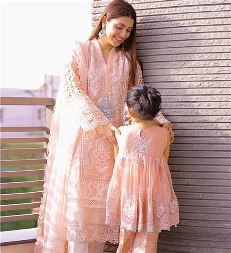 Awesome Photoshoot Of Ayeza Khan With Her Daughter Hoorain Daily